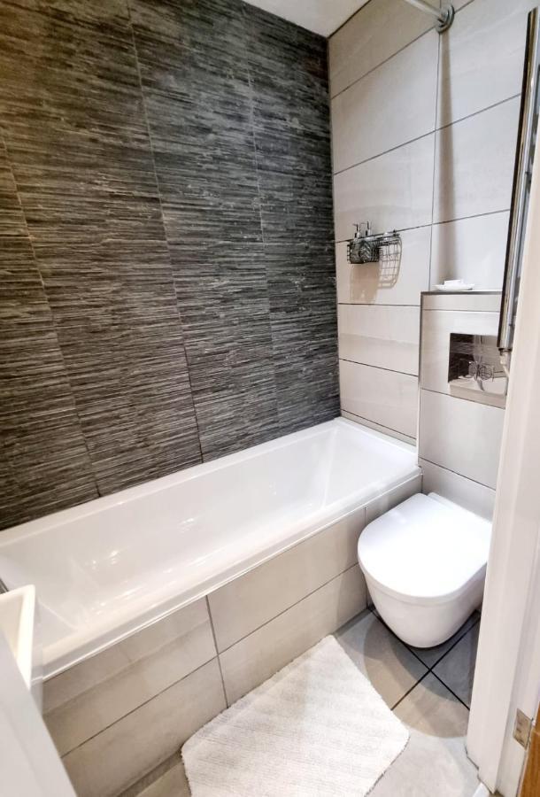 Stylish Apartment In Victorian Conversion Free Parking & Private Patio Close To Beach Town Centre & Bic 伯恩茅斯 外观 照片