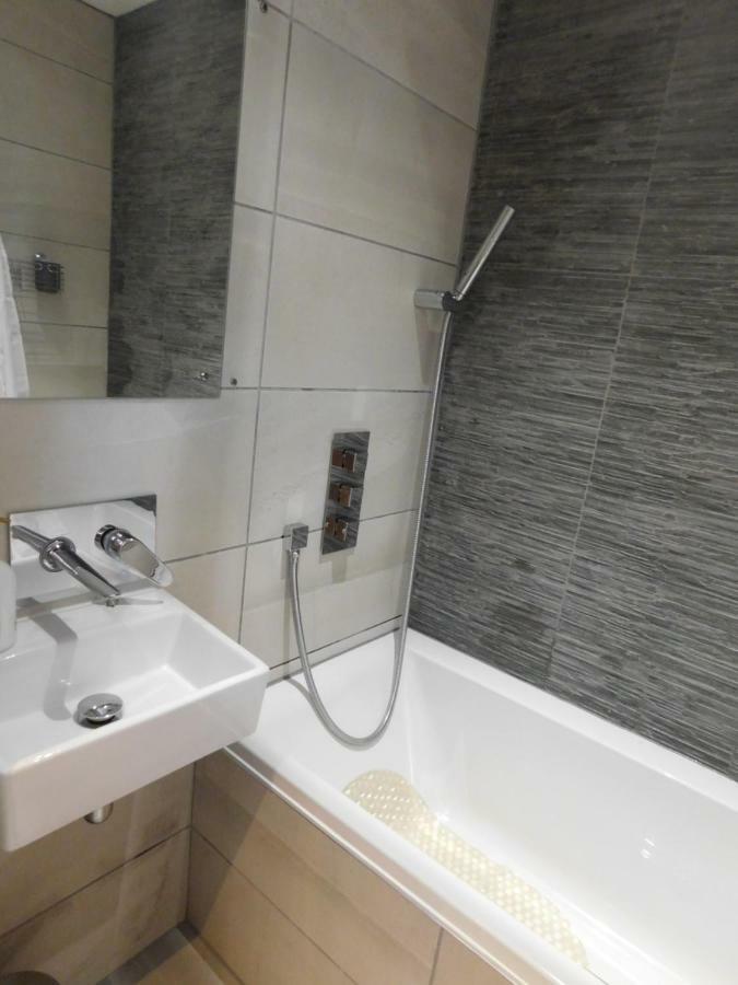 Stylish Apartment In Victorian Conversion Free Parking & Private Patio Close To Beach Town Centre & Bic 伯恩茅斯 外观 照片